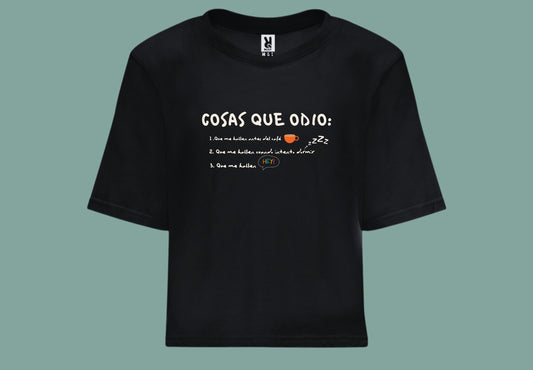 camiseta croptop negra cosas que odio vista delantera. frase con dibujos