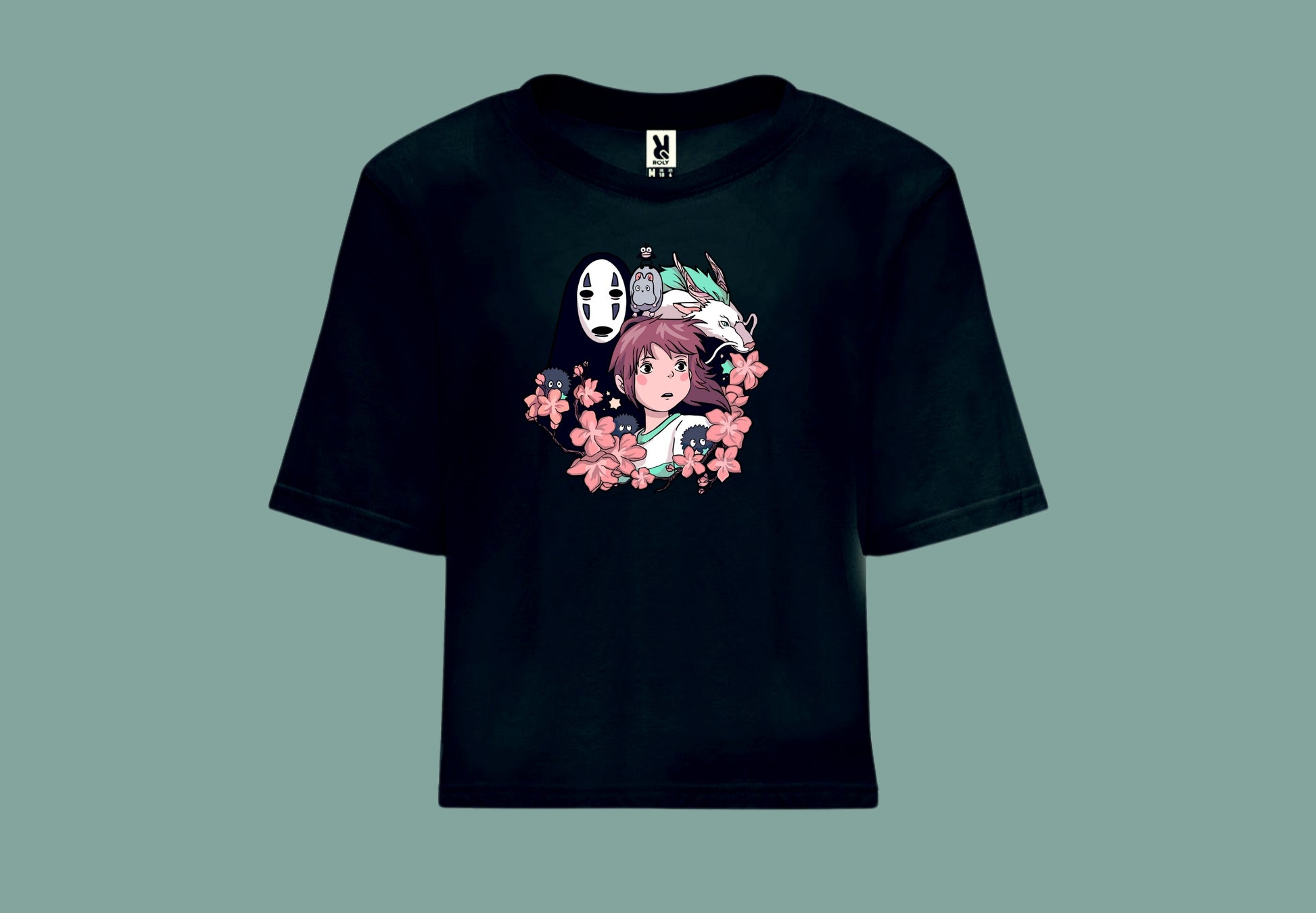 Camiseta negra croptop Chihiro. Vista frontal. Impresión grande