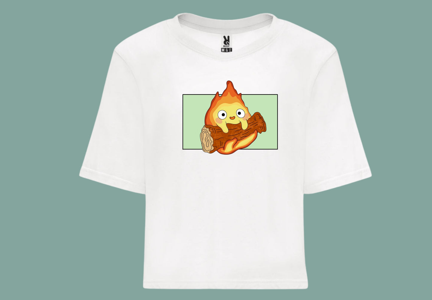 Camiseta croptop en color blanco con ilustración de Calcifer. Vista delantera.