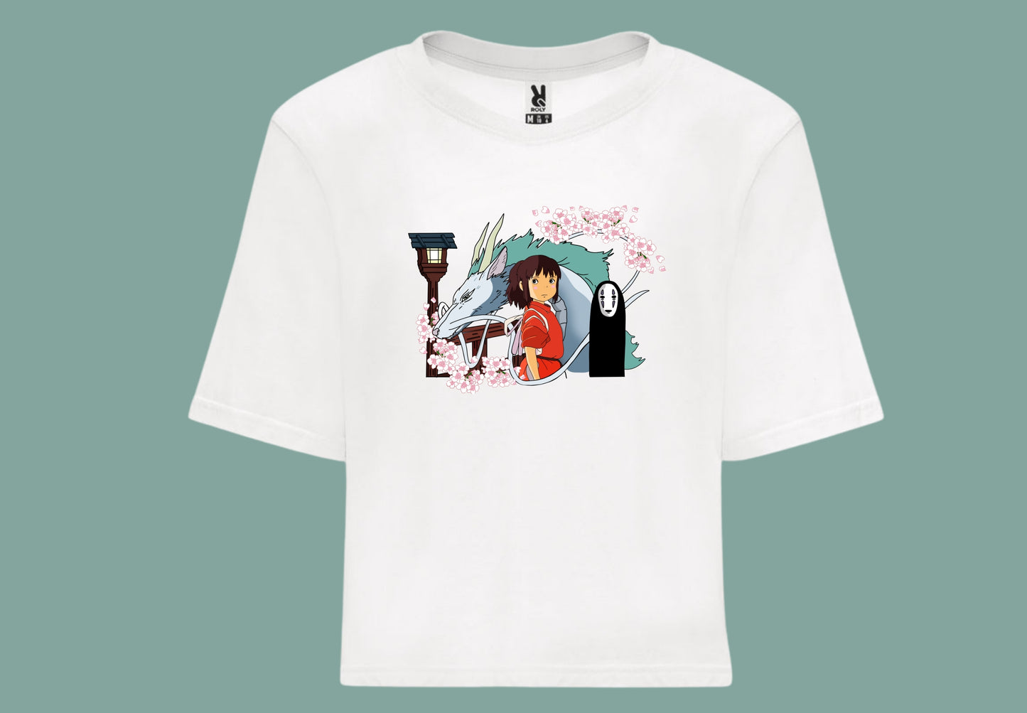 Camiseta croptop en color blanco con ilustración de los personajes de el Viaje de chihiro. 