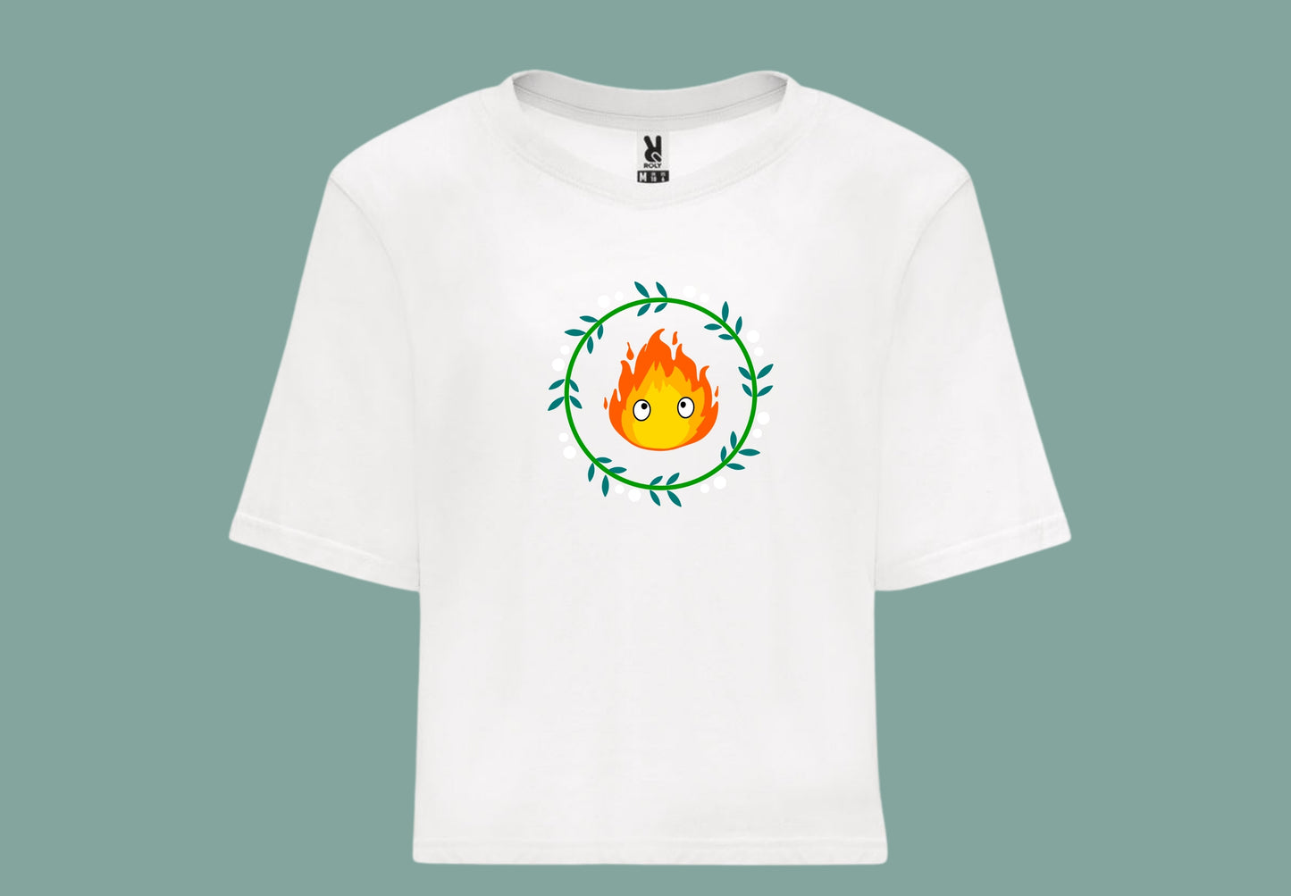 Camiseta croptop en color blanco con ilustración de Calcifer. Vista delantera.