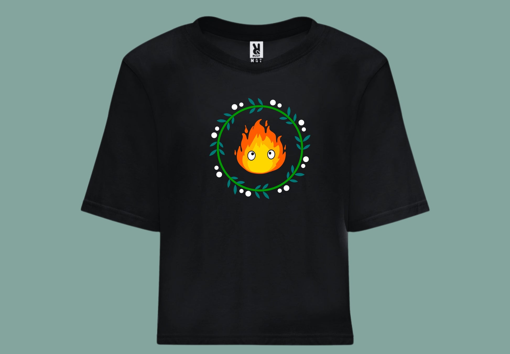 Camiseta croptop en color negro con ilustración de Calcifer. Vista delantera.