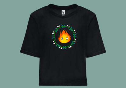 Camiseta croptop en color negro con ilustración de Calcifer. Vista delantera.