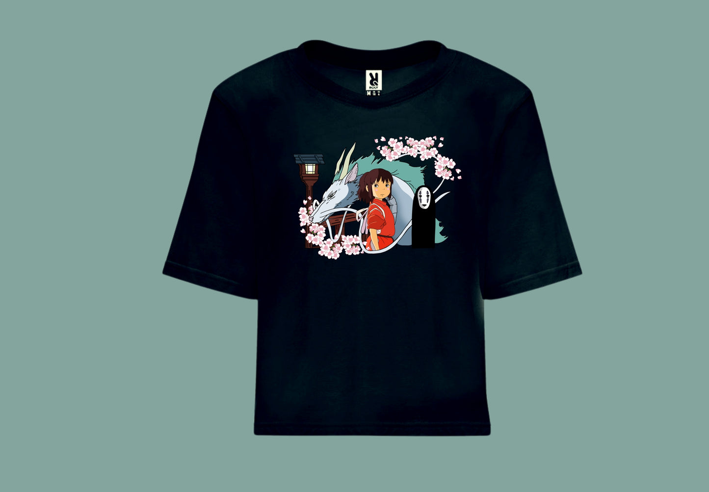 Camiseta croptop en color negro con ilustración de los personajes de el Viaje de chihiro. 