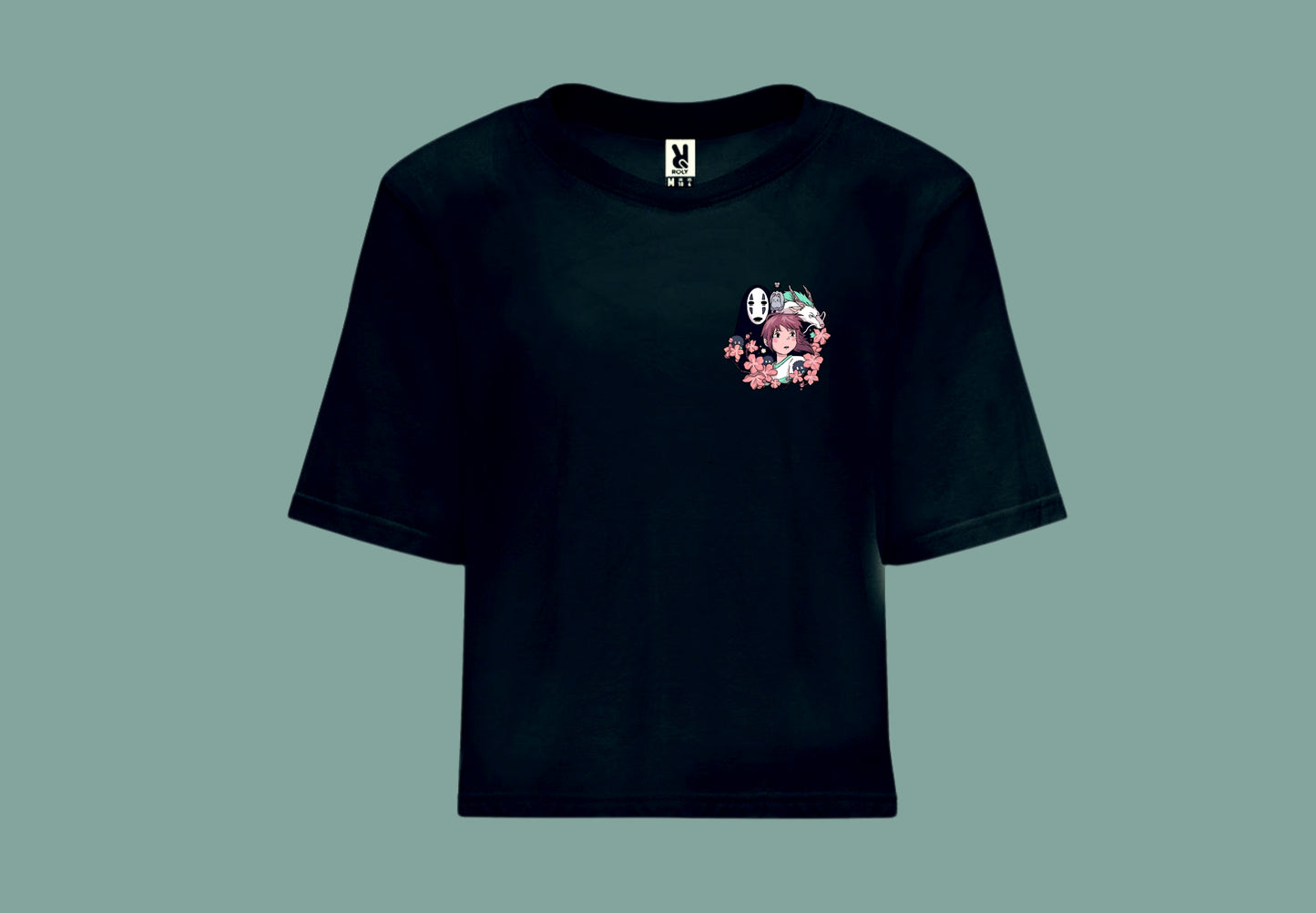 Camiseta negra croptop Chihiro. Vista frontal. Impresión pequeña