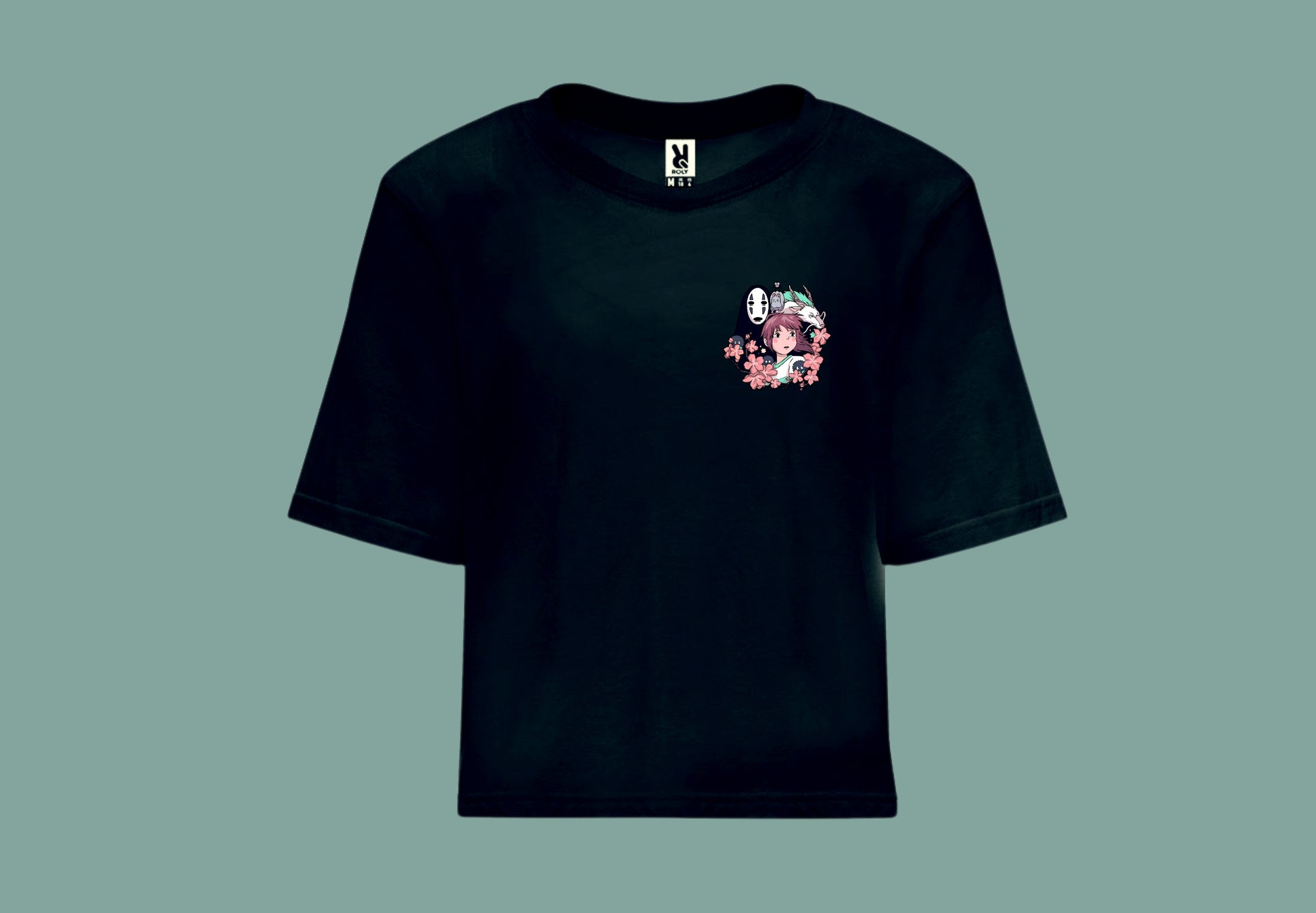 Camiseta negra croptop Chihiro. Vista frontal. Impresión pequeña
