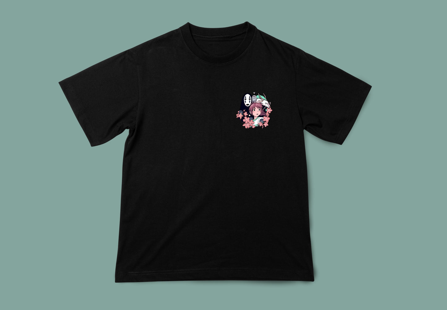 Camiseta negra unisex Chihiro. Vista frontal. Impresión pequeña.