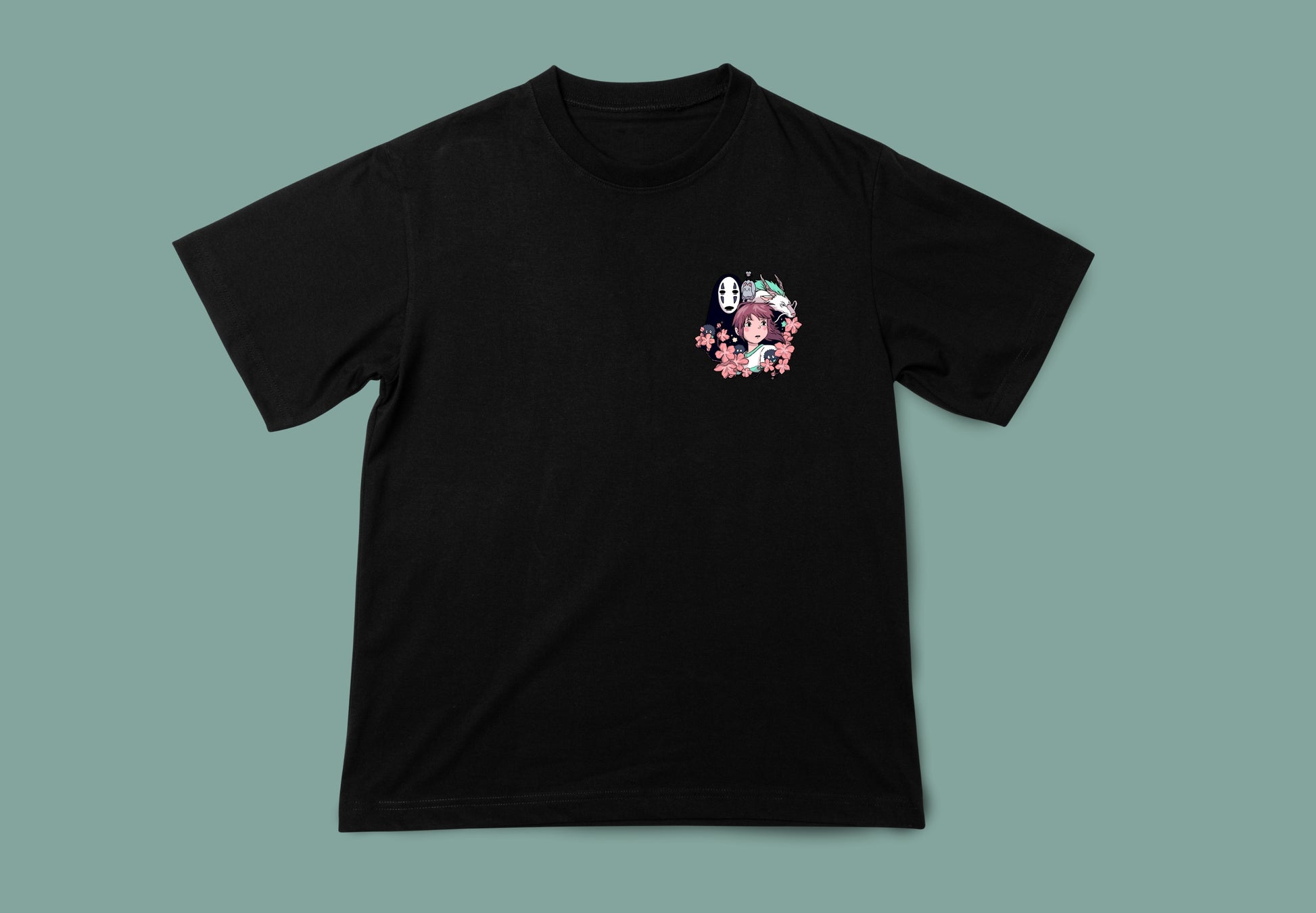 Camiseta negra unisex Chihiro. Vista frontal. Impresión pequeña.