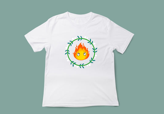 Camiseta en color blanco unisex con ilustración de Calcifer. Vista delantera.