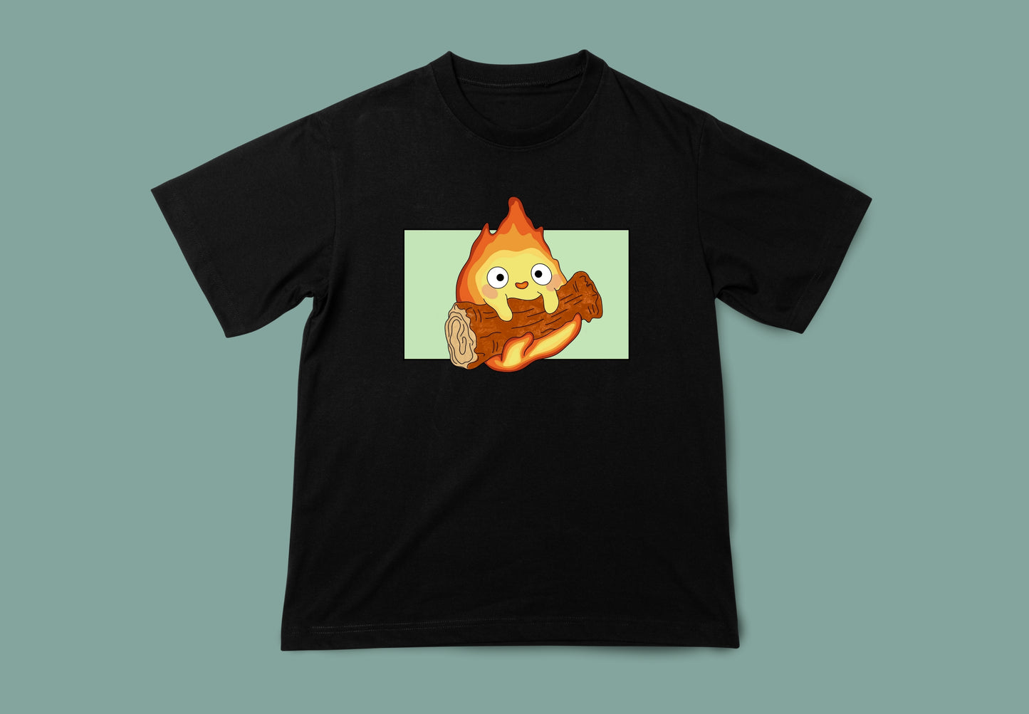 Camiseta en color negro unisex con ilustración de Calcifer. Vista delantera.