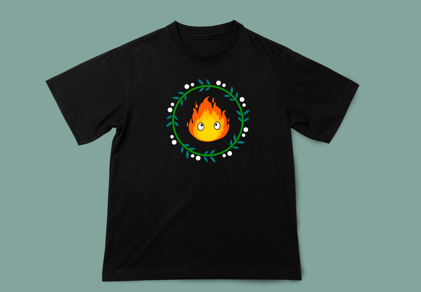 Camiseta en color negro . Unisex con ilustración de Calcifer. Vista delantera.