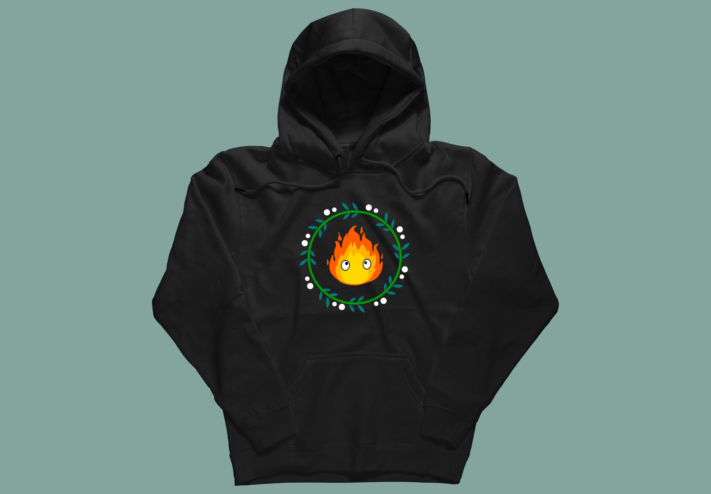 Sudadera en color negro unisex con ilustración de Calcifer. Vista delantera.