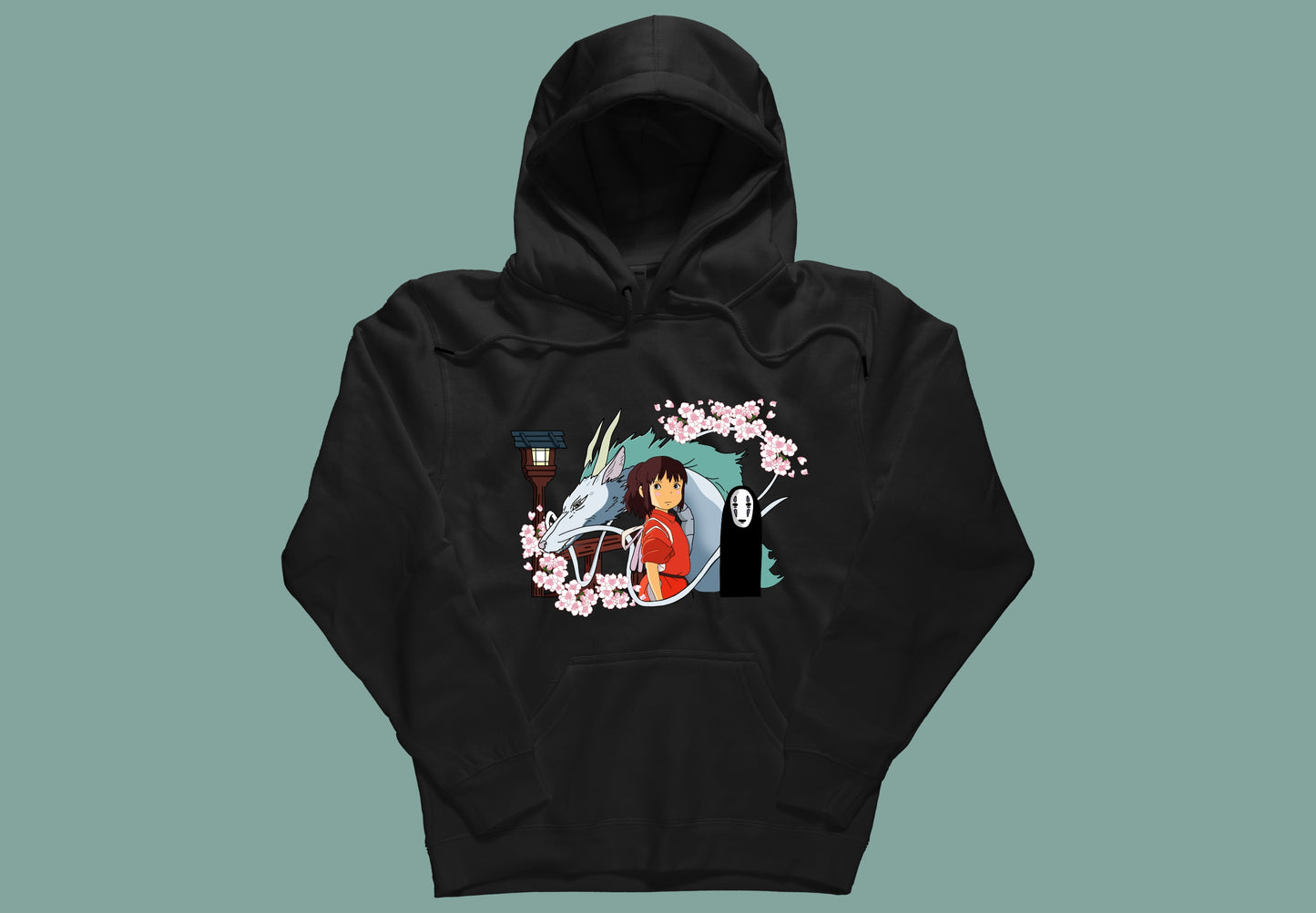 Sudadera unisex en color negro con ilustración de los personajes de el Viaje de chihiro. 